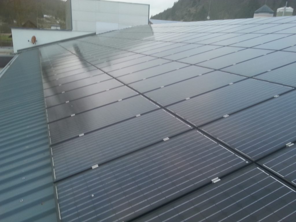 PV-Anlage in Zwiefalten. Bei der Modulbelegung auf dem Trapezblechdach ist auf den Abstand zur Dachkante wegen Schneeanhäufungen zu achten. Genügend Abstand wurde eingeplant