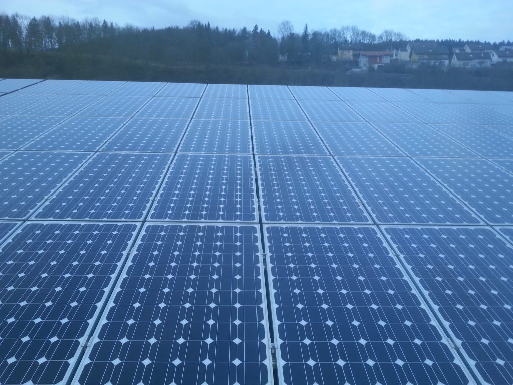 Solaranlage in Landreis Reutlingen. Mittelklemmen und Endklemmen sollten gut angezogen sein, dafür wird die Umdrehungszahl bei der Anbringung dieser Klemmen berücksichtigt