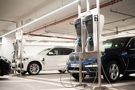 Es wurden die Parkplätze in der Tiefgarage mit den Ladesäulen ausgerüstet. Die Elektrofahrzeuge können jetzt ganz bequem in der Zeit des Parkens geladen werden