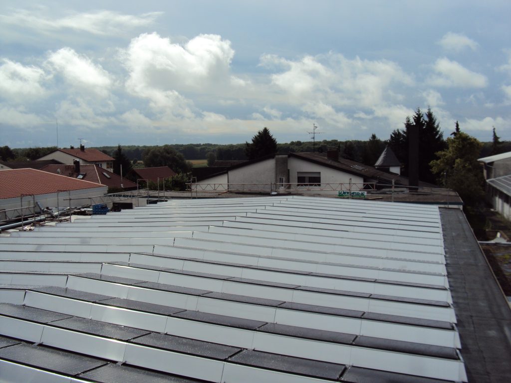 Solaranlage nahe Ulm. Die Unterkonstruktion wurde speziell  aerodynamisch hergestellt, was die Solaranlage gegen Windangriffe schützt