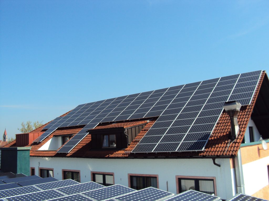 Photovoltaikanlage in der Nähe Gersthofen. Kamine und Gauben wurden weiträumig ausgespart. Alternativ könnte man mit Optimierern arbeiten. Dies kann Schattenauswirkung ebenfalls minimieren