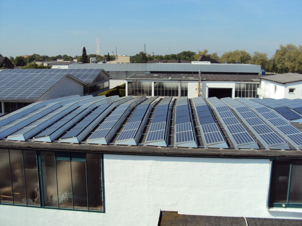 Anlage in Alb-Donau Kreis. Photovoltaikanlage auf einem Bitumendach. Ohne große punktuelle Belastung und ohne Durchbrüche