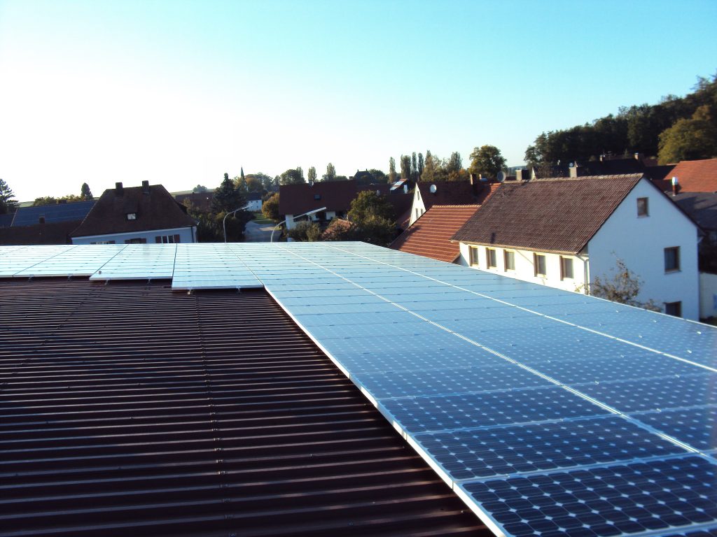 Photovoltaikanlage in Niederbayern. Von den notwendigen Abständen von den Dachaufbauten wurde wegen Schattenbildung Abstand gehalten