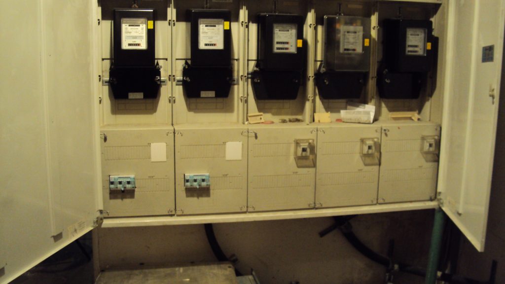 Solaranlage nähe Günzburg. Die Photovoltaikanlage besteht aus mehreren Teilanlagen, welche zu unterschiedlichen Zeitpunkten ans Netz gingen. Deswegen wurde für jede Anlage je ein Drehstromzähler eingebaut