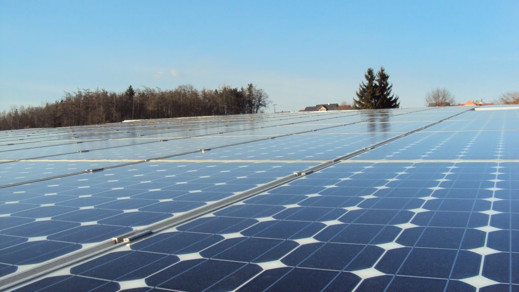 Anlage Landkreis Kehlheim. Die Module auf dem Dach sollten in einer Fluchtlinie verbaut werden, damit die Selbstreinigung sowie professionelle Reinigung besser möglich ist