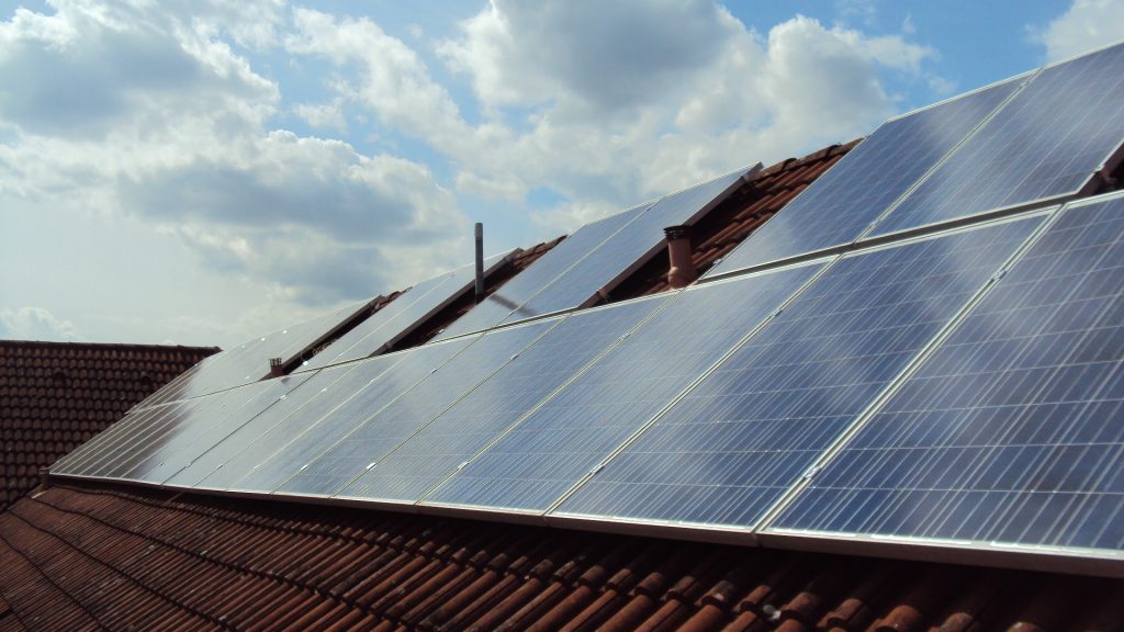 PV-Anlage in der Nähe von Neu-Ulm. Bei der Anlage sind auf dem Ziegeldach mehrere Kamine und Lüftungsanlagen. Daher wird diese Anlage alle vier Jahre gereinigt,  um dem Leistungsabfall durch Verschmutzung entgegenzuwirken