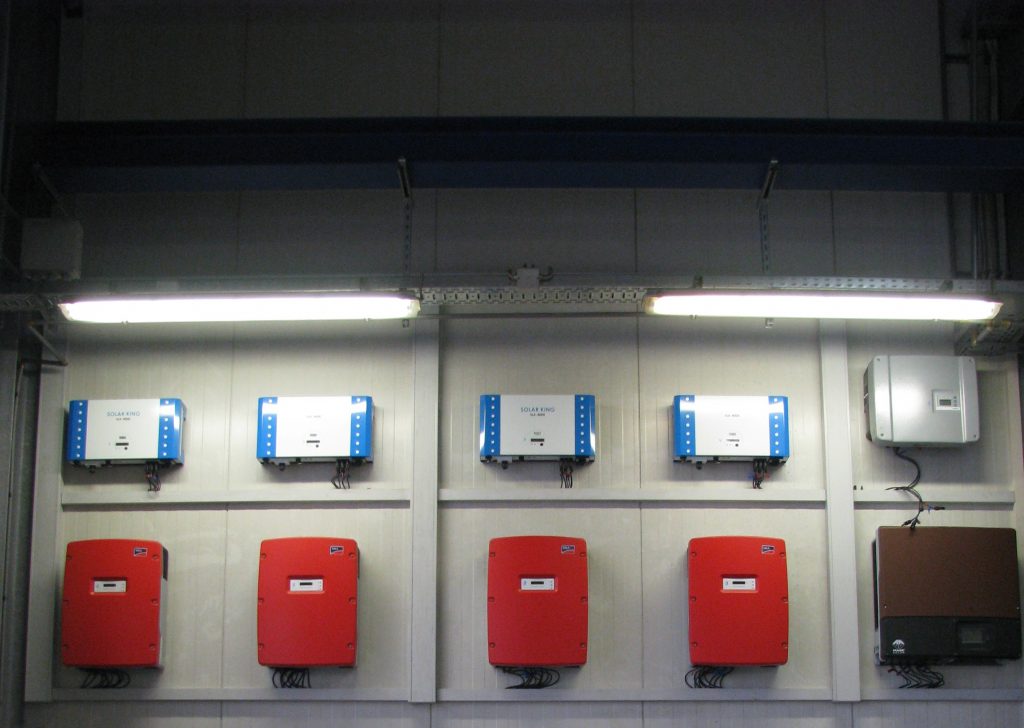 Anlage nähe Regensburg. Sollten Wechselrichter von verschiedenen Herstellern verwendet werden, dann ist die Überwachung sehr umfangreich. In diesem Fall mussten zwei Solar Logs verwendet werden, die drei verschiedene Fabrikate an Wechselrichtern überwachen