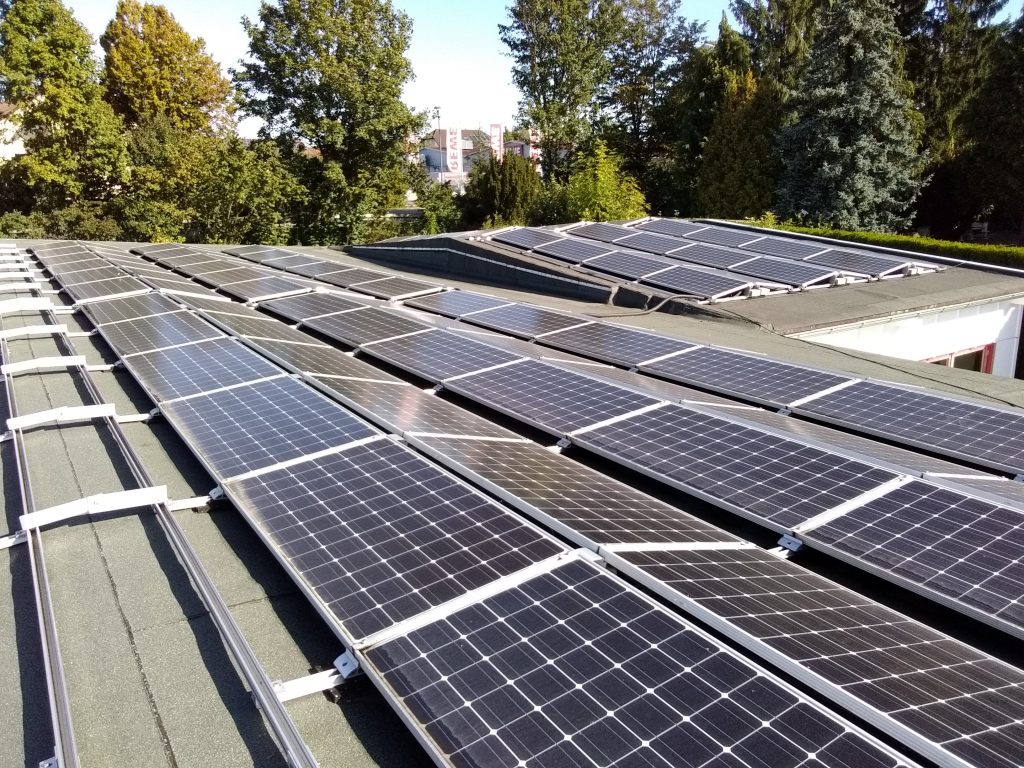 Solaranlage in Regierungsbezirk Schwaben. Modulfelder auf Ost- und Westteil des Daches sind mit einem Verbindungsset über den Gibel miteinander verbunden