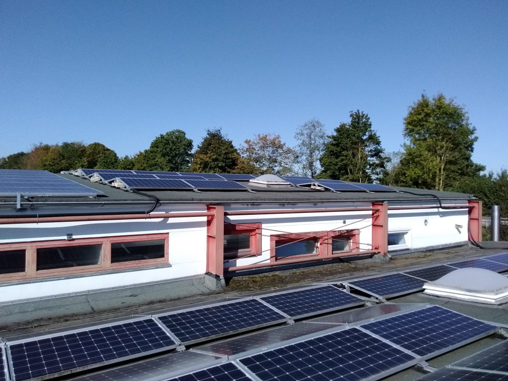 PV-Anlage in der Nähe von Gundremmingen. Dachfenster auf dem Dach werden mit notwendigen Sicherheitsabständen umgangen. Die Stabilität der Solarfelder wird trotzdem gewährleistet
