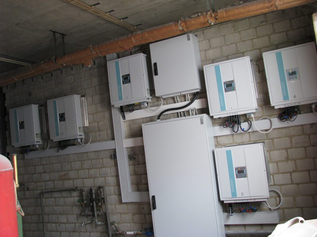 Photovoltaikanlage in der Nähe von Erbach. Wenn das Platz eng ist, achten wir auf die Mindestabstände zwischen den Wechselrichtern, damit diese ausreichende Luftzirkulation haben.Der Zählerschrank muss gut zugänglich sein und sich auf Gesichtshöhe befinden. Die Sicherungen und Überspannungsschutz müssen bei manchen Geräten separat angebracht werden